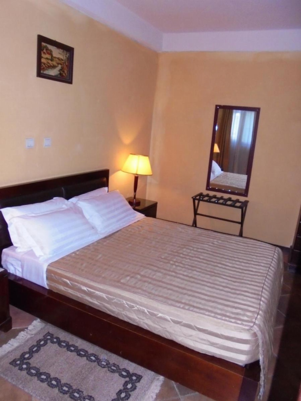 The lions den hotel Image 14